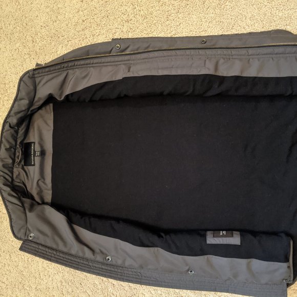 Banana Republic Men's Water-Resistant Quilted Vest - Picture 4 of 5